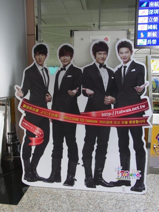 台湾のF4？みたいな人たちがお出迎えしてくれました。<br />台湾は等身大パネルがとにかく多かった気がしました。<br />わたしはこういうの、大好きです！