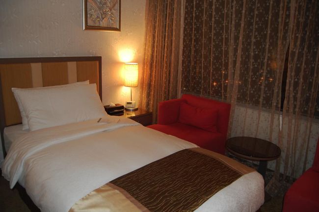 HISのツアーだったので、空港でみんな集まってからホテルをまわる感じでした。<br />「現地の空港で両替する時間はない」と言われていたので、日本で両替してしまいましたが、みんな空港で両替していました；<br />日本だとレートが悪かったのでちょっと残念。<br /><br /><br />小一時間でホテルに到着。<br />台北花園大酒店（台北ガーデンホテル）です。<br />お部屋は綺麗で手入れが行き届いているという印象。<br />（画像が悪いのですが、結構広いです）<br /><br />スーツケースを置くところまでありました。<br /><br />浴槽が正方形なことには驚きました。<br />あと、もちろんトイレットペーパーは流せません。