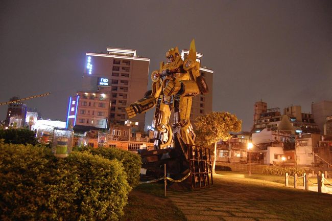 ホテルに荷物を置いて早速行動開始！<br />たしかこのとき19時半とかだったかな？<br /><br />西門駅まで徒歩で10分ぐらい。<br />途中、ガンダムみたいなものがありました。<br />なんのためのものだろう？