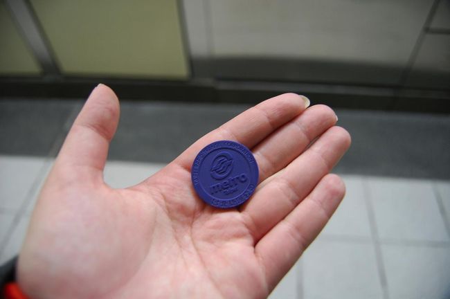 トークン。<br />切符ではなくこのコインのようなもので乗ります。
