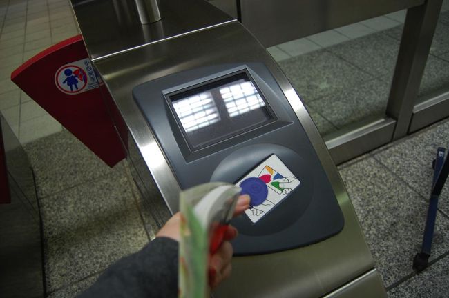 PASMOやSuicaのように、トークンをピッとかざすと改札を通れます。<br />日本より若干、改札が開くタイミングが遅くてドキドキ。