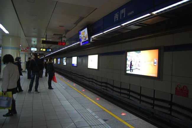 ホームもかなり綺麗。<br />飲食禁止っていうのも綺麗な原因かも。<br />何度か、日本にいる感覚で水を飲んでしまいそうに・・・危ない。