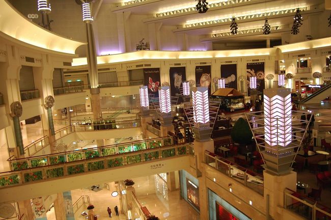 早速中に入ってみる。<br />併設されているショッピングモール。<br />いろんなブランドが入っていますが、どこも暇そうでした。<br />平日の夜だからか？<br />