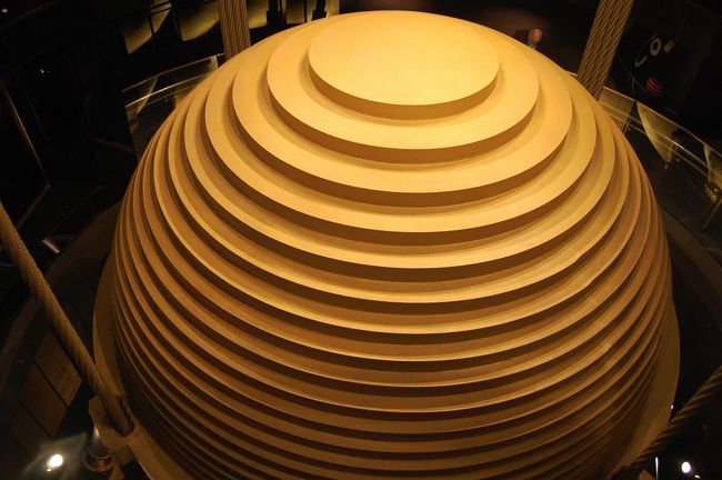 この球で巨大なビルを支えているらしいですよ！<br /><br />ここで友達と写真を撮り合いっこしてたら、<br />ヨーロッパ系の観光客の人が写真を撮ってくれた。<br />優しい〜