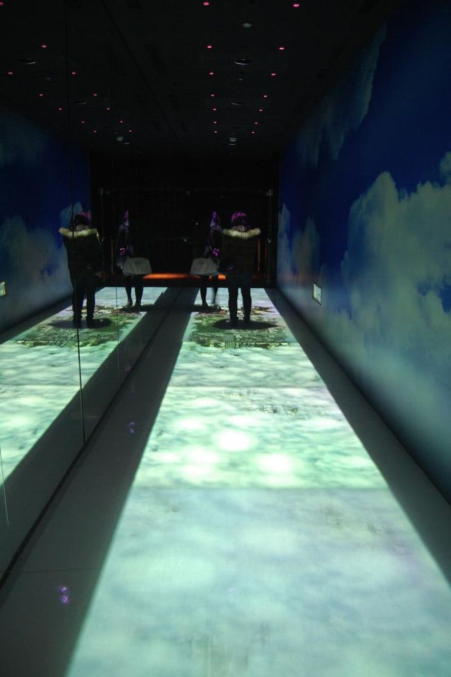 雲の上を歩くと、いま自分がいる真下の景色が現れる！<br />すげーっ<br />映像とわかっていてもちょっと怖いー！