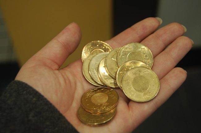 帰りの電車に乗る前に「悠遊カード」を購入。<br />日本でいうSuicaのようなもので、電車でもバスでも使えます。<br />バスはおつりが出ないので、これを持ってると便利。<br />電車賃も割引されるらしいです☆<br /><br />NT$500。（約\1,500）<br />※デポジットでNT$100が含まれているので、返却すると残金とデポジット分のお金が戻ってきます。<br /><br /><br />お金を入れるのに友人が苦戦していたら、通りがかりのおばさんが買い方を教えてくれました。<br />早速台湾の人の優しさに感動！！<br /><br /><br />悠遊カードの販売機はおつりがNT$50でしか出てこないので注意！<br />そうしないとこの写真みたいになります（財布がパンッパンになりました）