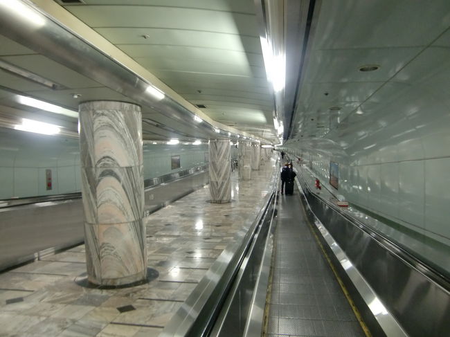 金浦空港には地下鉄5号線、9号線が乗り入れているほか、<br />最近になってソウル駅〜金浦空港〜仁川空港を結ぶ空港鉄道が開通したようです。<br /><br />空港駅とターミナルは地下通路で結ばれていますが、この通路が結構長いです。