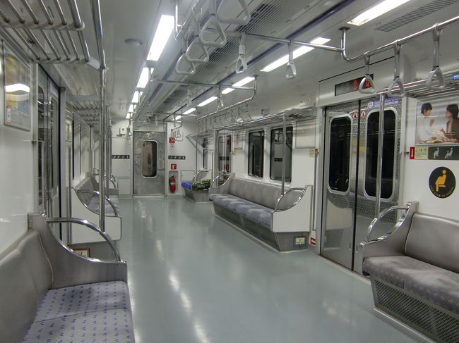 地下鉄5号線の車内<br /><br />雰囲気は日本の電車と良く似ていますが日本の電車より一回り大きいのか車内が広々とした印象です。