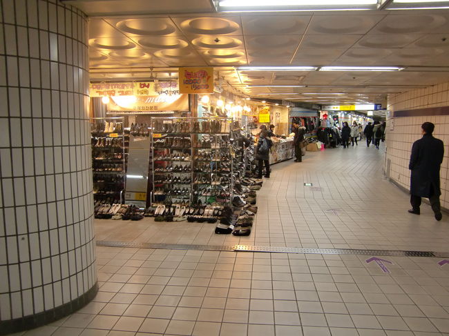 地下鉄駅の構内に様々な店が出店しています、<br />日本でも最近駅ナカビジネスが流行っていますが、<br />ソウルの地下鉄では以前から地下鉄駅構内で商売しています。