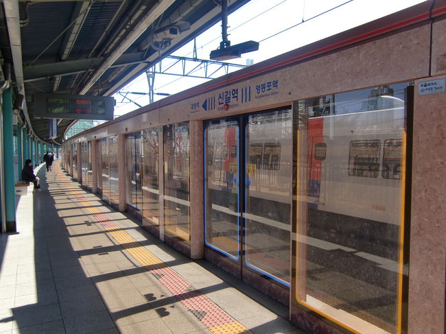 新吉駅の1号線の駅は地上にあります、最近はほとんどの駅に転落防止のホームドアが設置されたようで安全対策も進んでいるようです。