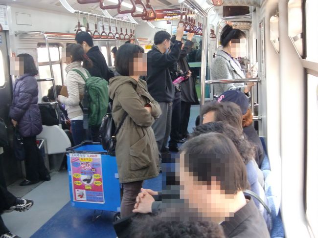 ソウルの地下鉄名物の物売りも健在のようで早速遭遇しました。<br />車内に乗り込んできて威勢よく商売を始めます、<br />売っている商品はスーパーのアイデア市で売っているような便利商品だったり傘や手袋など、<br />この日はルームシューズを売るオジサンに遭遇しました。<br /><br />ソウルの地下鉄に乗っていると物売り以外にもハーモニカを吹いて物乞いする人や伝道師など不思議な人たちを見かけます。