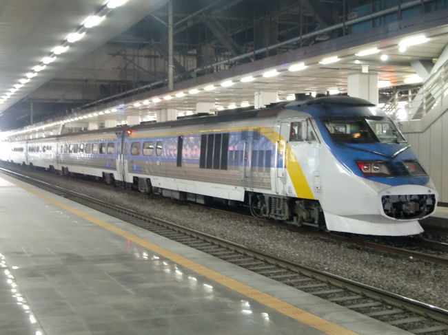 龍山駅に停車中のセマウル号<br /><br />前回訪韓した時(2005年)と塗装が変わっていました、<br />個人的には最初の赤と青の塗装が一番良かったような気がします。