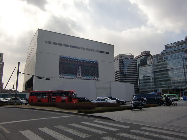 南大門は修復工事中