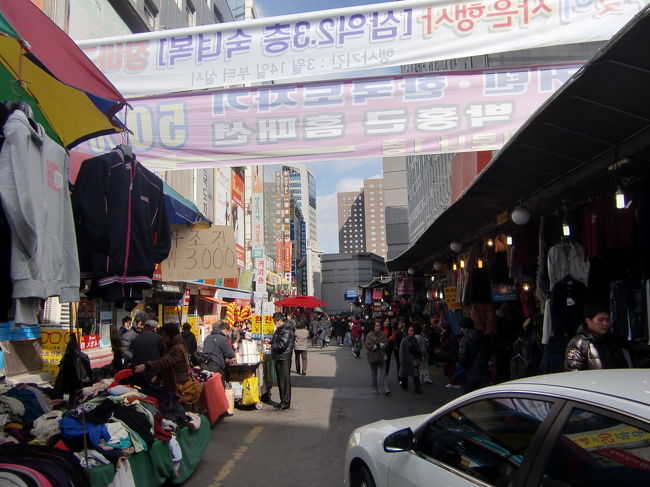 衣料品を売る店や屋台