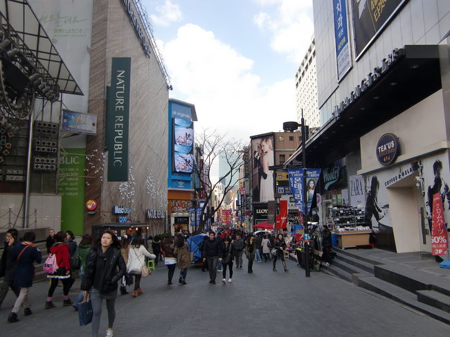 明洞<br /><br />東京でいえば原宿や渋谷みたいな所でしょうか？<br />日本人観光客も多く日本語表記の看板もあちこちに散見されます。