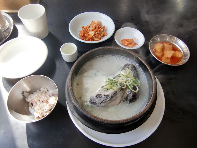 オゴルゲ参鶏湯(25000ウォン)を注文<br /><br />オゴルゲ参鶏湯は烏骨鶏を使った参鶏湯です。