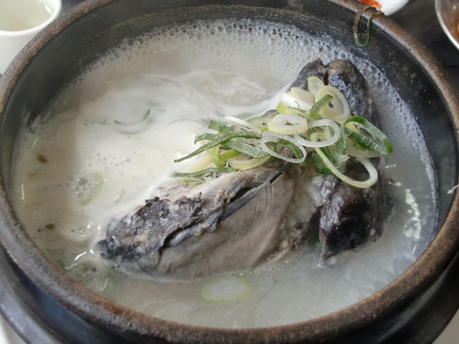 肉が黒い鶏で見た目はちょっとグロテスクかもしれませんが、<br />普通の鶏の倍の栄養があるそうです。<br />鶏肉臭さもなく高麗人参と鶏から染み出たスープが絶品です。