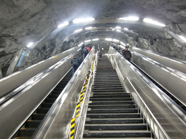 洞窟のような忠武路駅