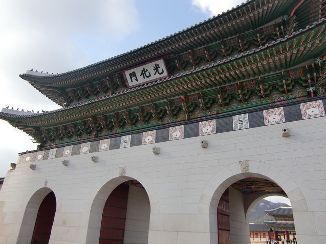 景福宮にやってきました。<br /><br />地下鉄3号線景福宮駅5番出口を出てすぐです。