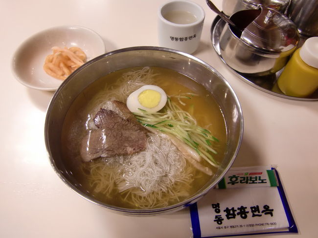 こちらのお店は注文と同時に勘定をするシステムになっています、<br />水冷麺を注文すると3分くらいで運ばれてきました。<br />お茶の代わりに出される牛骨スープも美味しいです。