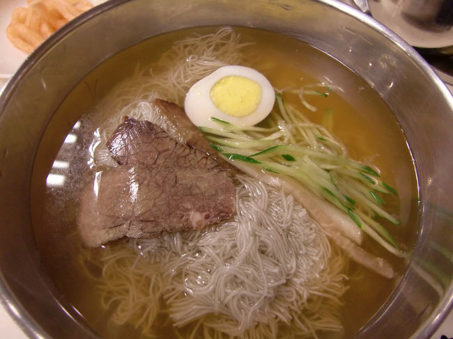 スープはあっさりとしていますがしっかりダシが出ていて麺も細いのにコシがあって美味しいです。