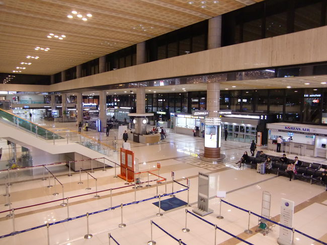 明洞から地下鉄に乗って金浦空港にやってきました。