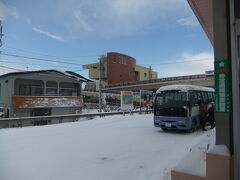 浅虫温泉駅です。
本館の椿館の送迎バスが着きました。