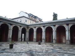 回廊に囲まれた前庭の、サンタ・マリア・デイ・ミラコリ・プレッソ・サン・チェルソって長〜〜〜い名前の教会。

