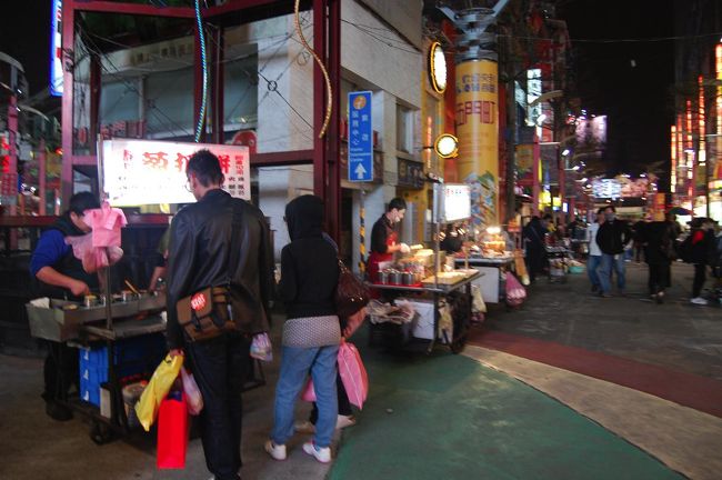 あー屋台のものおいしそう〜我慢我慢。<br /><br />平日の23時なのに、結構人がいていろいろ売ってました。<br />台湾元気！すごい！！<br /><br /><br />もっとフラフラしたかったけど、明日に備えてホテルに帰ることにします。