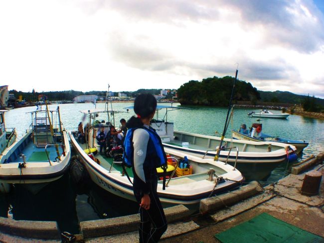 お待ちかねの青の洞窟行きダイビング？シュノーケリングです。<br />宿泊先のコンドミニアムまで、送迎付き。<br />この港から、舟で出ます。