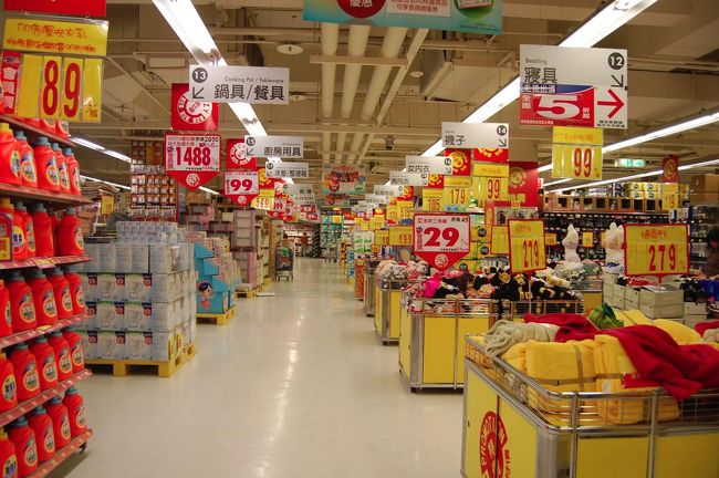 広ーい店内。<br />電化製品も売ってました。<br />スーパーの域を越えてました。