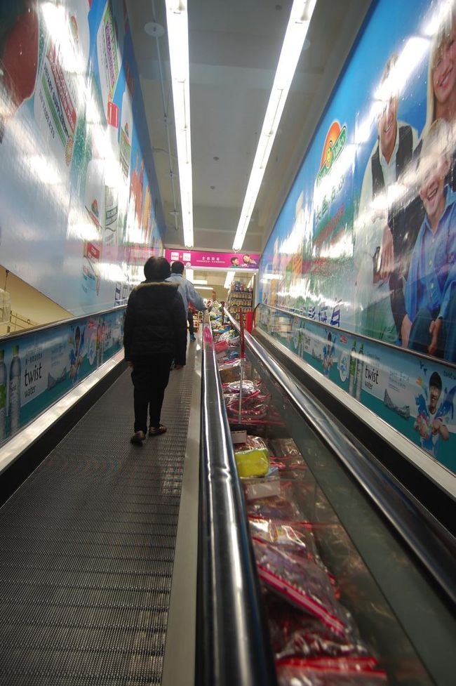 エスカレーターにも商品が。