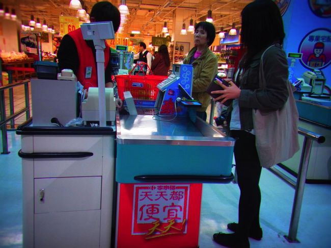 レジ袋は有料なので、エコバッグなどを持参しましょう！<br />写真に映っている友人はなぜか現地の人に間違われていました(笑)<br />現地顔？