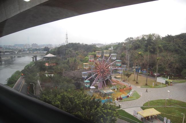 小さな遊園地。<br />