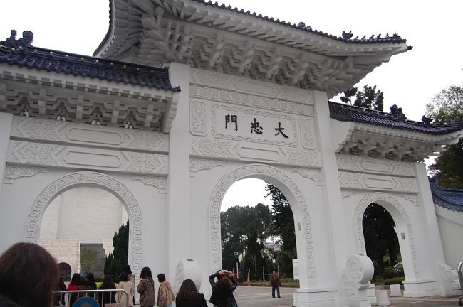 お次は中正紀念堂。<br /><br />中国の初代総統・蒋介石を讃える記念館といったところでしょうか。
