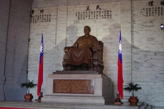 この日、緊張していたのかやたらとトイレが近い！<br />限界に達したので、自由行動を待たずして係員に指差しでトイレの場所を聞いてダッシュ！<br />焦りました。<br /><br /><br />この銅像も思っていたよりかなりでかいです。