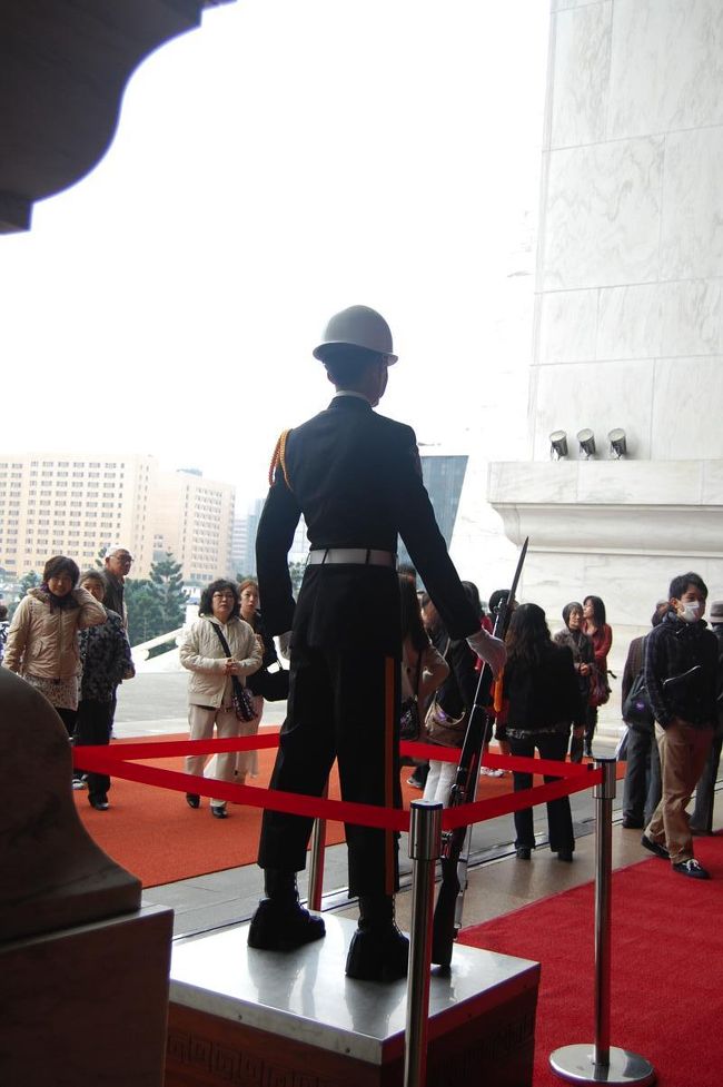 銅像の前には兵隊さん。<br />微動だにしません。