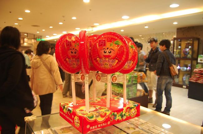 ツアーの定番、無駄にお土産屋に立ち寄る攻撃。<br />高い。店員がしつこい。<br />そして自由時間が長い。その分保安官とかもっとゆっくり見たかった・・・