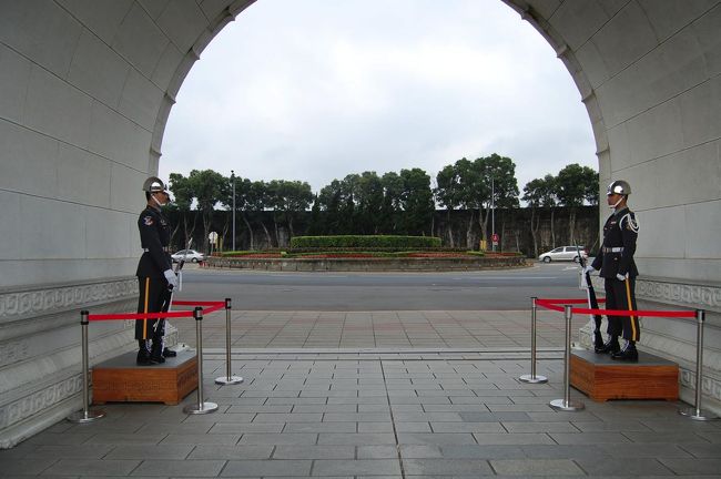 次は、忠烈祠。<br />ここは民国革命や抗日戦で命を落とした将兵のために造られたところだそうです。<br /><br />入り口には、全く動かない兵隊さんがたっています。<br />まばたきもほとんどしません。<br />写真を撮ったりすることはOKですが、話しかけたり触ろうとすると大変なことになるそうです。<br /><br />この兵隊さんが１時間に一度交代します。<br />その交代式が有名。