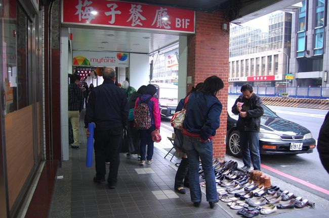 お店の前で靴を売ってました。<br />ものすごい安いらしく、ツアーのお客さんで買ってる人もいました。<br />