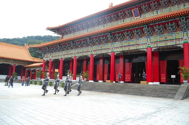 しーんとしている中、兵隊さんの軍靴の音だけが響きます。