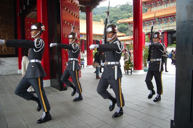 本当に人間か？というような、一糸乱れぬ動き。<br />身長は175cmで体重も同じぐらいと決められているそうです。<br />兵隊のエリート。