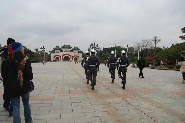 入り口の門まで結構な距離があるのですが、<br />そこを一定のリズムでゆっくり歩いていきます。<br /><br />観光客も一緒に移動します。<br />