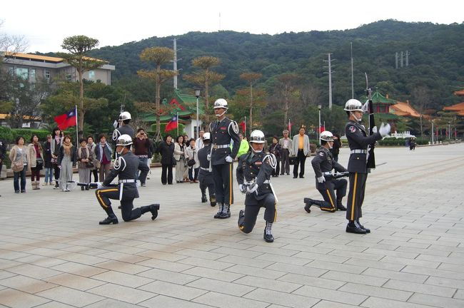 交代する際、いろんな動きをしていました。<br />「これ１時間に１回やるってまじかよ」というのが正直な感想。<br /><br />しかもこの兵隊さんたちは、普通の兵隊さんと同じ給料だそうです。<br />これ夏はどうするんだろう？<br />本当にご苦労様です。<br /><br />この交代式はかなり見応えがあったので、オススメです。<br />すごかったな〜