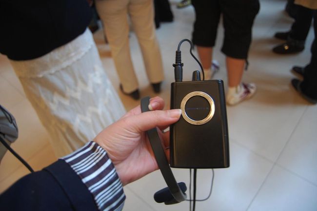 リュウさんから配られた、無線のようなもの。<br />リュウさんがしゃべったことが、聞こえます。<br />大きい声を出さないで説明ができるようにってことみたいです。<br /><br />ものすごい数の展示があるようですが、<br />本当に代表的なものだけを見てまわりました。<br /><br />白菜とか肉とか。<br />一番見たいって思っていたオリーブの種が見られてよかった。<br />ひとつの作品を何代もかけて作り上げるって今じゃ考えられないですよね。<br />