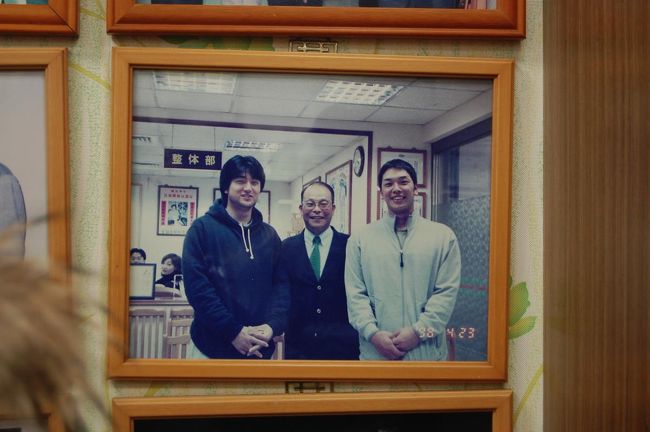 お次は足つぼマッサージ。<br />やらない人は漢方セミナー。<br />台北唯一、病院と一緒になってるって言ってたかな。<br /><br /><br />私たちは900元で足ツボ30分＋肩首10分のコースを選んだ。<br />街のマッサージ店でやったほうがいいかなと思ったけれど、<br />行った人の旅行記に、漢方セミナーがかなりつまらないと書いてあったのでやってみました。<br />時間ももったいないからね！<br /><br />しかも、大の巨人ファンの私（一番好きな選手は阿部慎之助）は、由伸と慎之助の写真が飾ってあるのを見つけてかなりテンションアップ！<br />いつ来たんだろう？<br />他にもいろんな芸能人の写真が飾ってありましたが、この写真でキャーキャー言ってるのは私たちだけでした！