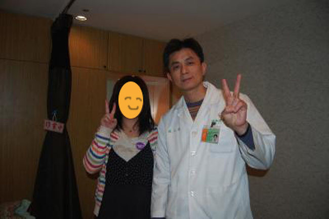 結構な人数いるけどそんなにマッサージ師いるか〜？と思ったけど、いたね！<br />ものすごい人数いた！<br /><br /><br />私が入った部屋は４つ簡易ベッドが並んでて、私と友人、同じツアーに参加していた親子１組。<br />いい感じの暗さでリラックスできました。<br />ツアーで寄るところだけあり、簡単な日本語は通じますよ。<br /><br /><br />初めに、足湯をしながら肩をマッサージ。<br />「カチカチデスネ」と言われて、「マイニチ　パソコンシテルヨ」とつられて片言。<br /><br /><br />「足ツボ初めて」と伝えたら、痛くない程度にしますと言ってくれました。<br />それでも痛い場所があり、どこが悪いか聞いたら「肩」「膀胱」。<br />肩はカッチカチだし、トイレはこの日も10回は行ったし当たってる！すごーい！<br />40分後、足がかなり軽くなってびっくり。<br /><br />終わったあと、やってくれた方と写真撮りました。<br />私も手は大きいほうなのに、それと比べても手が大きい！<br /><br />商品をすすめられることもなく、気分よく終われました☆