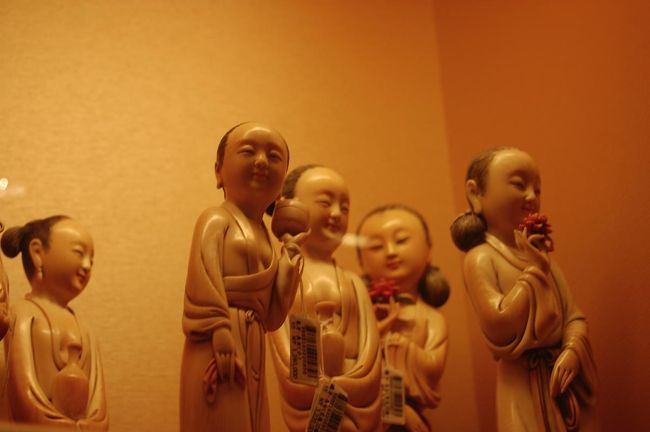 出た！<br />民芸品屋立寄り！！！<br />やっぱタダのツアーはこういうところに行くからタダなんですよね。。<br /><br /><br />ここのお土産屋も趣味の悪い感じのお土産ばかり（すみません）置いてあったので流し見。<br />そしたら、大好きな浅田真央ちゃんにそっくりな置物を見つけてしまった。<br />常々思っていたけど、ありがたい顔なんだなあ・・・<br /><br />ここでツアーが終了です。<br />16時をまわったぐらいだったと思います。<br />かなりヘトヘト。<br /><br />台北市内はかなり移動しやすいし、<br />自分で行動したほうが無駄も少なくて楽しいなってことを学びました(笑)