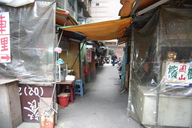 ツアーから開放されて、すぐ近くにちょうど行きたいと思っていた「京鼎樓」を発見。<br />しかし、あいにく休憩時間だったので開店まで散歩することに。<br /><br /><br />小さい食べ物屋がたくさん。<br />台湾の人はほとんどが外食ってことで、本当に食べ物屋が多いですね。