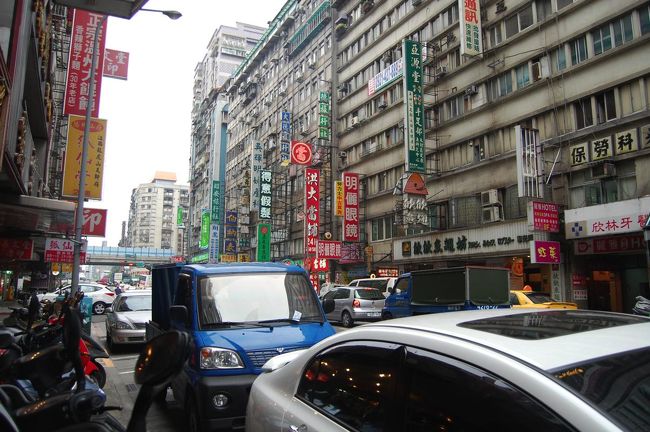 結構な古さのビルが立ち並びます。